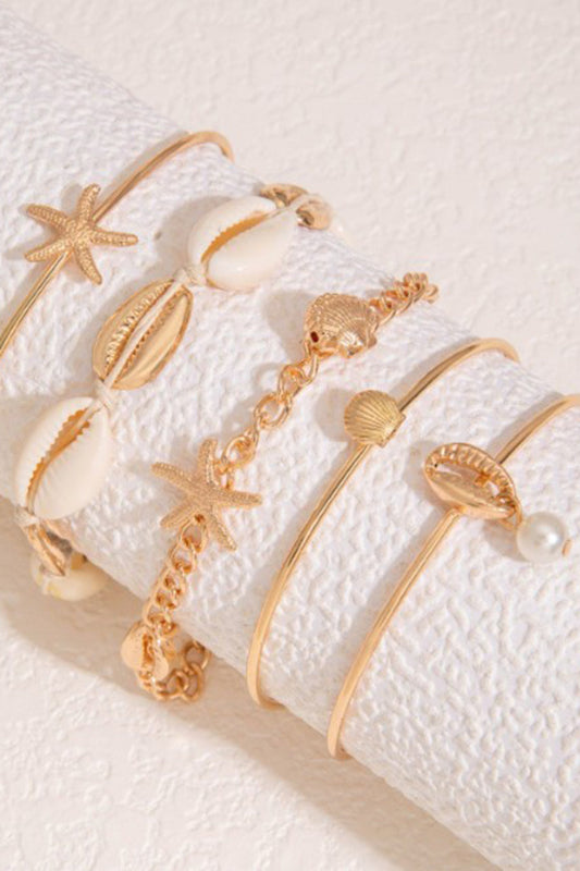 ARMBAND MET SCHELPPEN EN ZEESTERREN