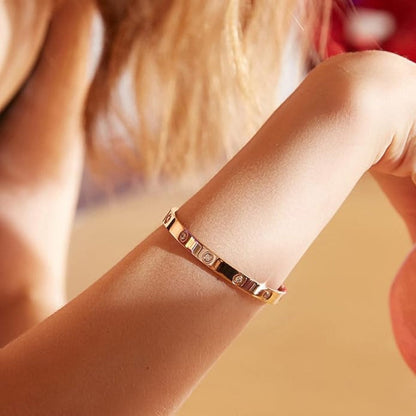 EINDLOOP ARMBAND MET ZIRKONIA