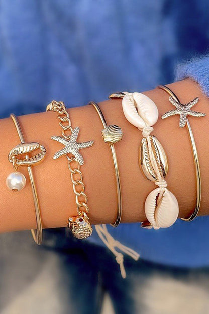 ARMBAND MET SCHELPPEN EN ZEESTERREN